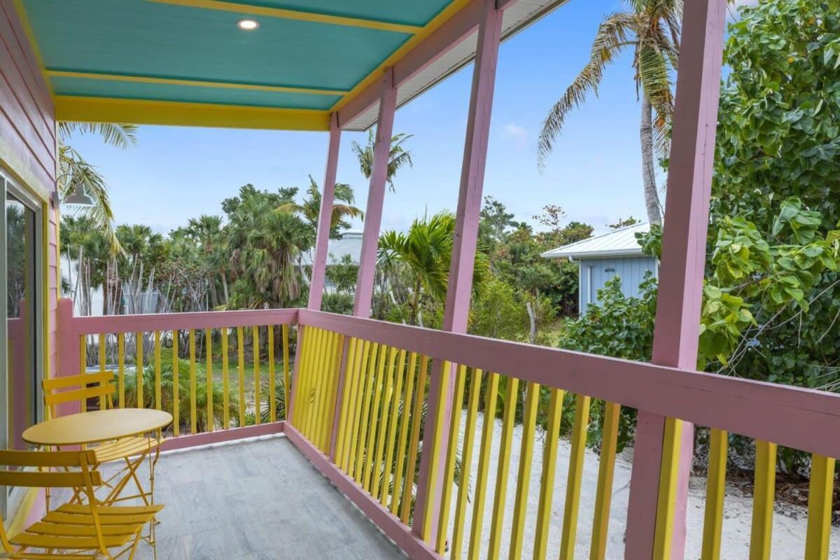 Charming Suite With Balcony And Bikes At Historic Sandpiper Inn Санибел Экстерьер фото