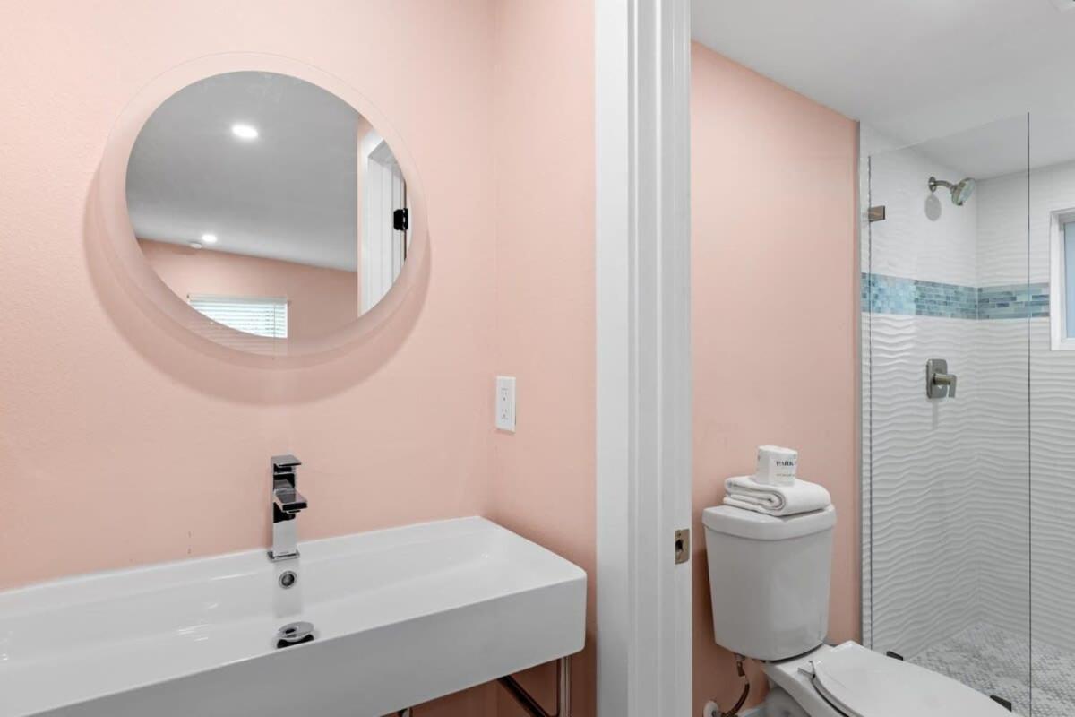 Charming Suite With Balcony And Bikes At Historic Sandpiper Inn Санибел Экстерьер фото
