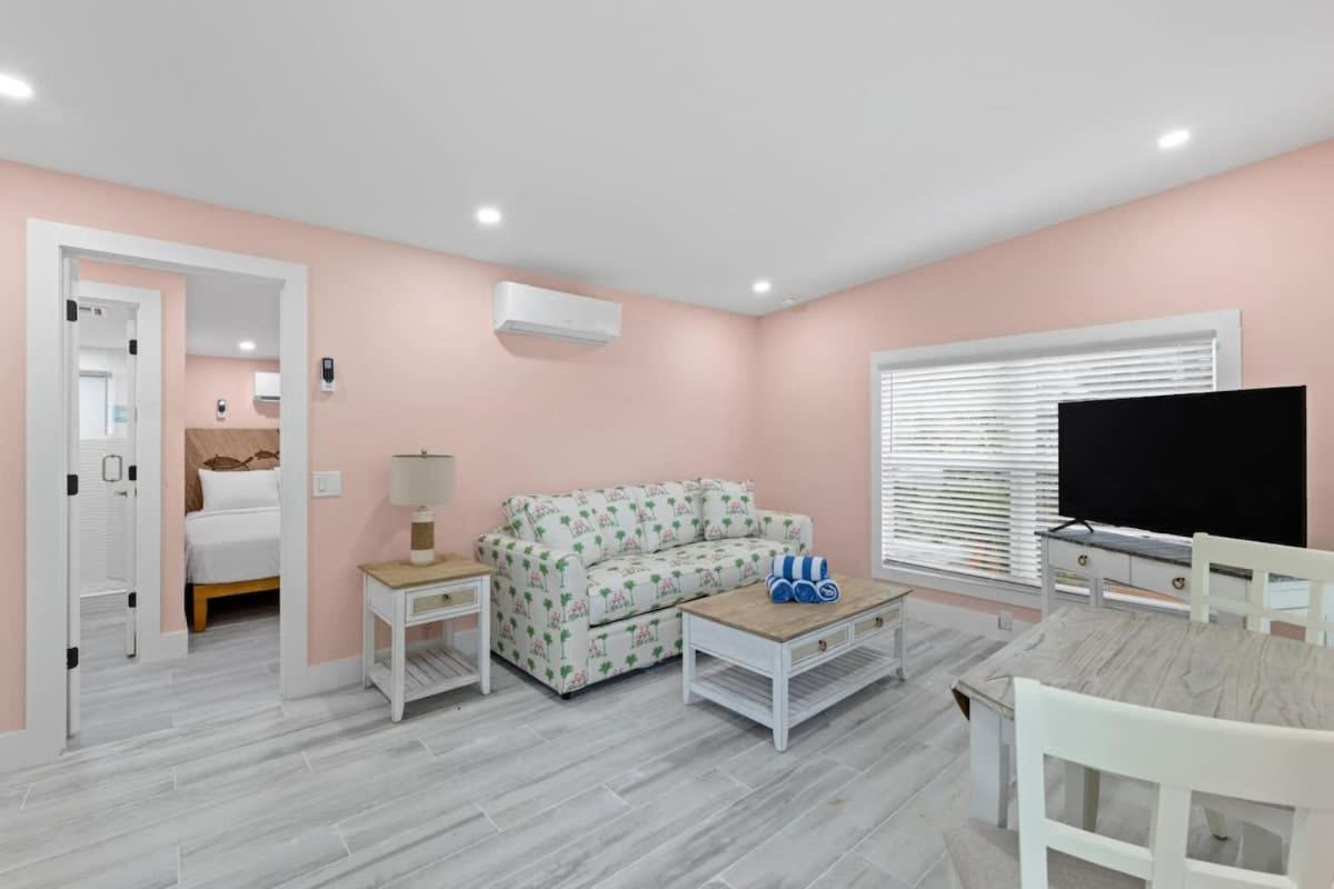 Charming Suite With Balcony And Bikes At Historic Sandpiper Inn Санибел Экстерьер фото