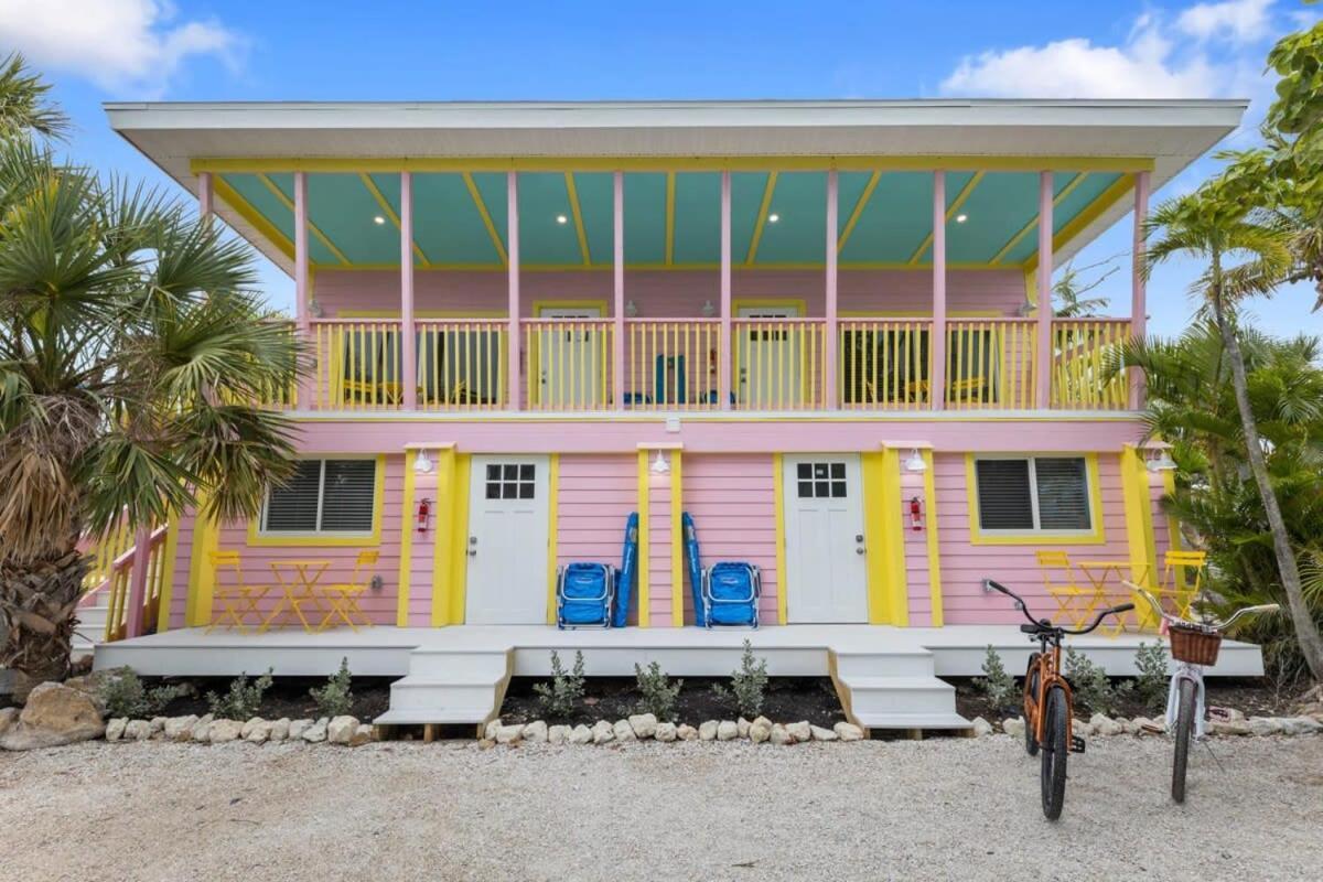 Charming Suite With Balcony And Bikes At Historic Sandpiper Inn Санибел Экстерьер фото