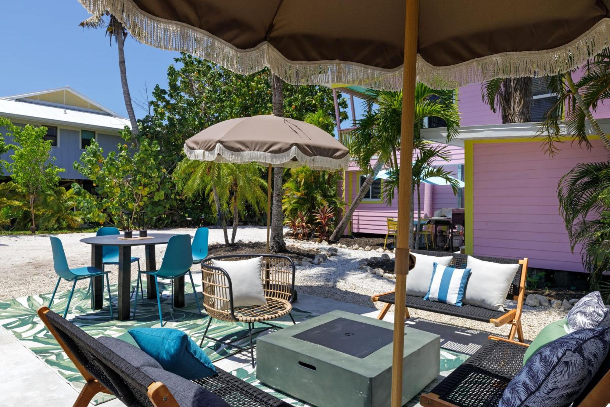 Charming Suite With Balcony And Bikes At Historic Sandpiper Inn Санибел Экстерьер фото